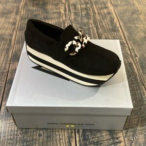 Volatile black platform